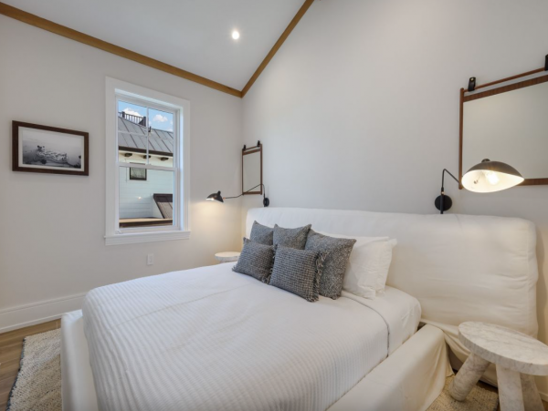 Lido Key Ten Bedroom Steps to  Beach Luxury Rental Walk to St. Armands Circle WOW!